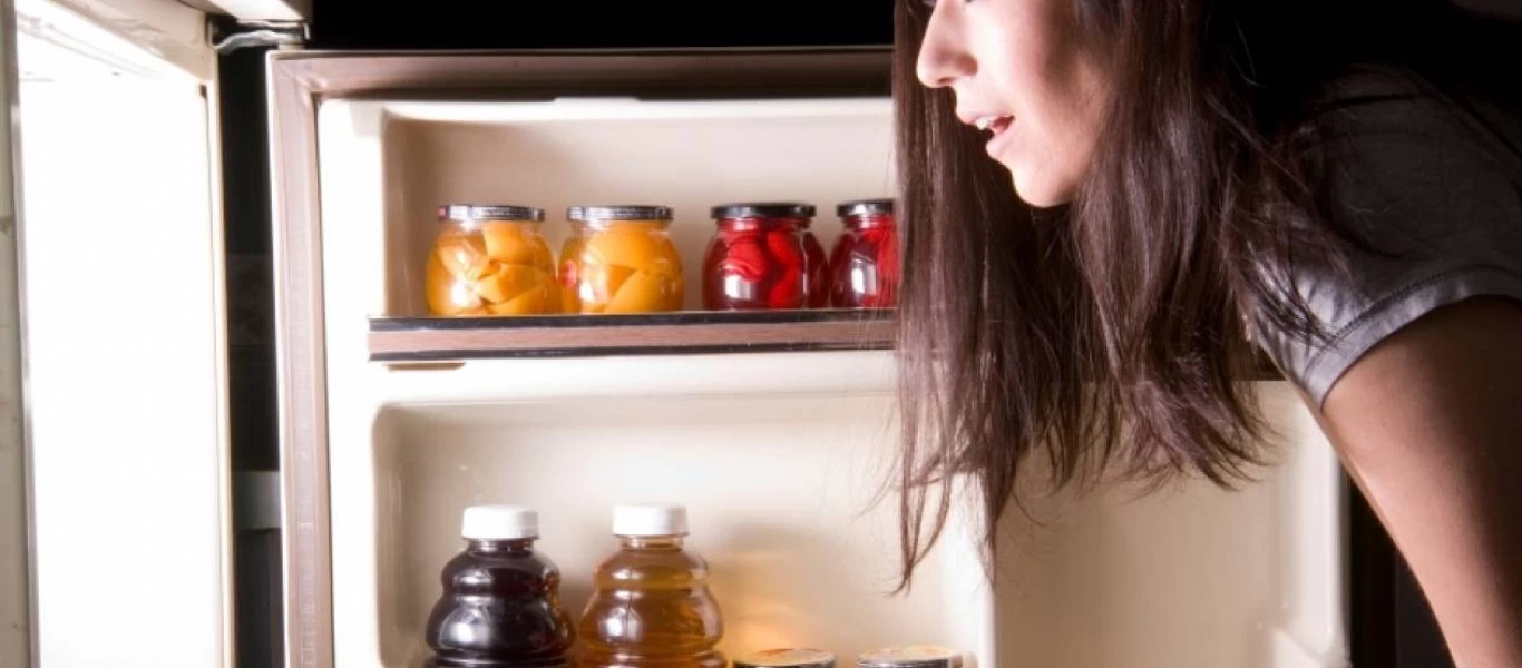 Τι επιπτώσεις στον εγκέφαλο και την υγεία του στομάχου έχουν οι βραδινές λιγούρες